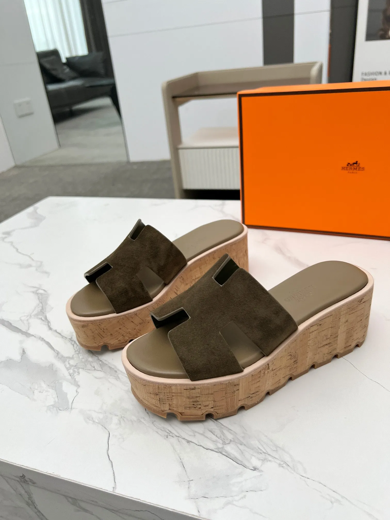 👟👟Ex-factory price 400👟👟 Hermès, upgraded version and workmanship materials. Hermes®🔴The highest version of handmade shoes on the market✨✨ Top product Hermès platform shoes🐎——————————The new model in early spring is the same as the original version, handmade by masters! ❥High-end customization, exclusive products, the highest version in the industry⚠❥Using: Hermers upper: Italian imported cowhide + sheepskin lining (pursuing top walking comfort) ✨～～〰〰〰〰❥ Packing: full set of original packaging━━━━Hermes━━━━━ size: 35-41 (42) customized and non-returnable)